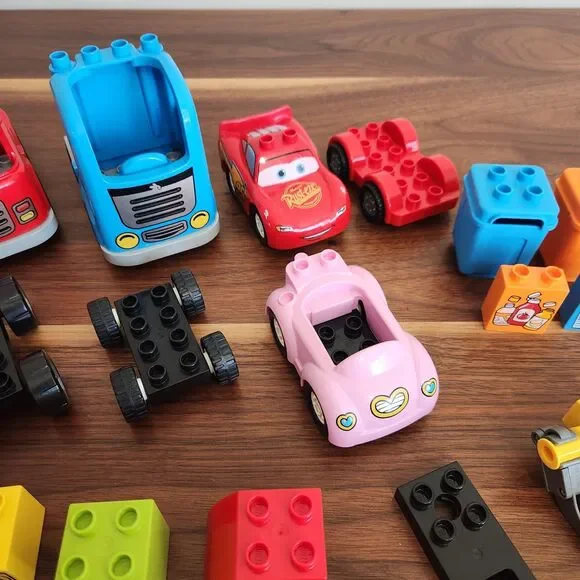 Lego Duplo Lot of 24 Pieces Construction Vehicles Garbage Cans Cars People - Picture 5 of 7